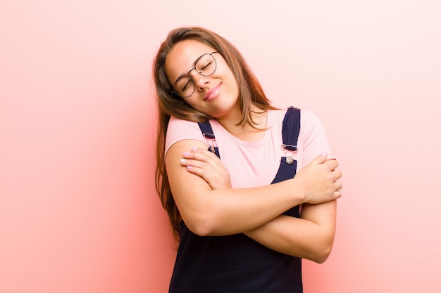 chica pelirroja en un abrazo y abrazos en general