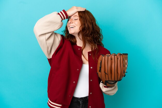 Chica pelirroja adolescente con guante de béisbol aislado sobre fondo azul se ha dado cuenta de algo y tiene la intención de la solución