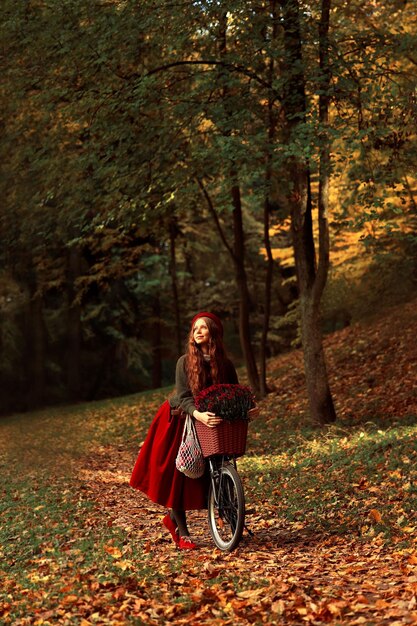 Foto chica pelirroja con bicicleta vintage