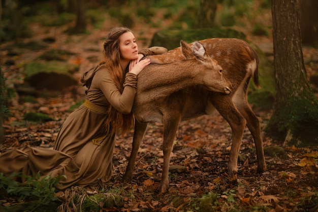 Una Mujer Elfa Con Un Vestido Morado Y Una Espada Entra En El Bosque  Brumoso. Fotos, retratos, imágenes y fotografía de archivo libres de  derecho. Image 197023622