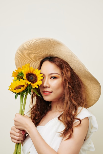 Chica pelirroja con flores