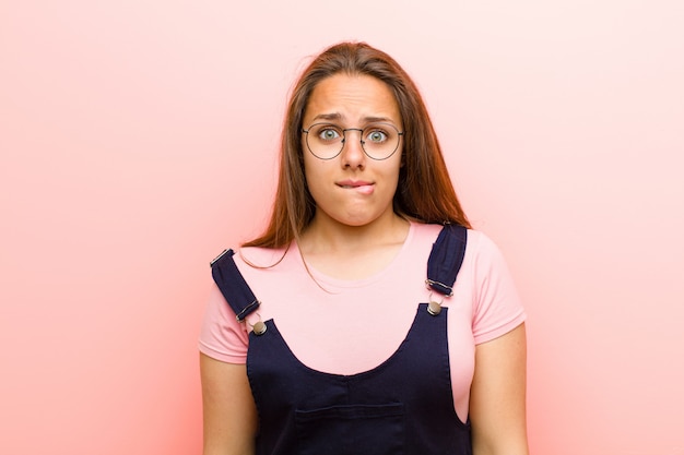 Foto chica pelirroja en general confundida e insegura sobre qué opción elegir