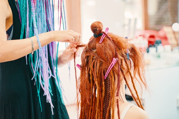 Chica pelirroja hace trenzas de moda rastas rastas extraíbles seguras de kanekalon cool hai ...