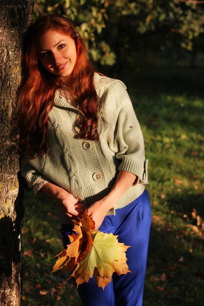 Chica pelirroja Hojas de otoño