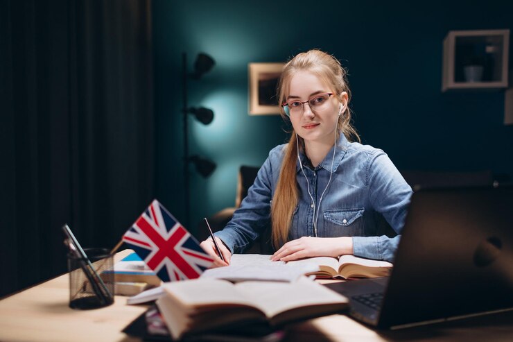 Chica pelirroja inteligente estudia inglés por la noche en casa