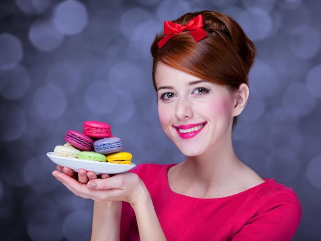 Chica pelirroja con macaron para el día de San Valentín.