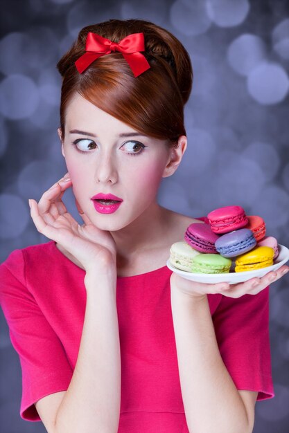 Chica pelirroja con macaron para el día de San Valentín.