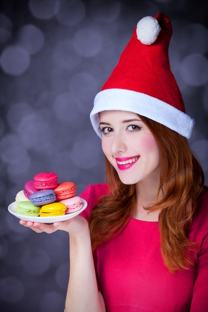 Chica pelirroja con macaron para Navidad