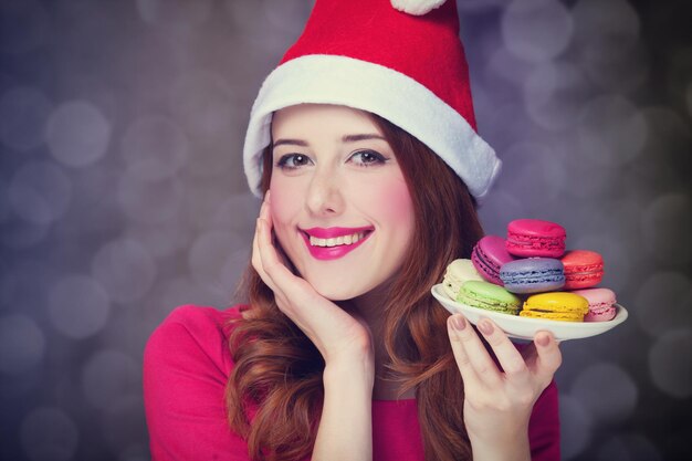 Chica pelirroja con macaron para Navidad