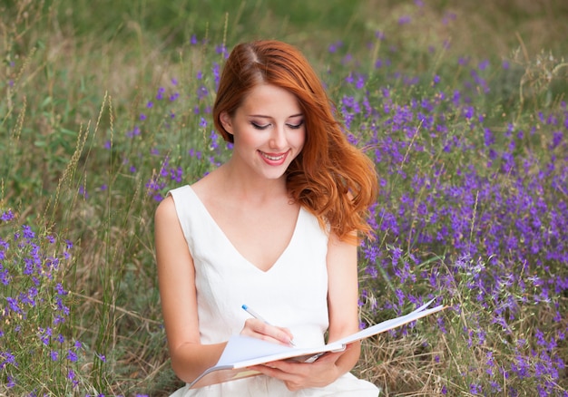 Chica pelirroja con nota al aire libre