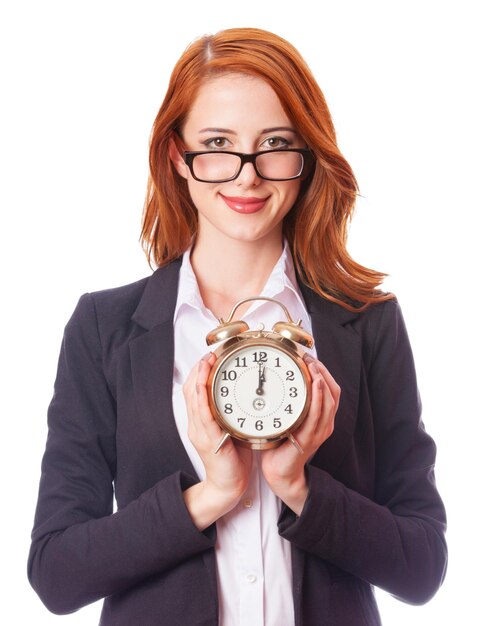 Chica pelirroja con reloj sobre fondo blanco.