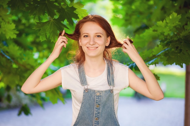 Chica pelirroja retuerce su cabello