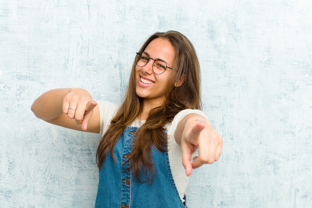 Foto chica pelirroja en un sentimiento general feliz y confiada apuntando hacia adelante