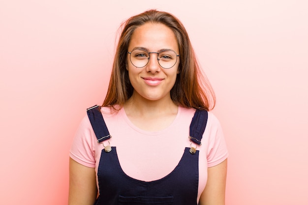 chica pelirroja en una sonrisa general positiva y con confianza