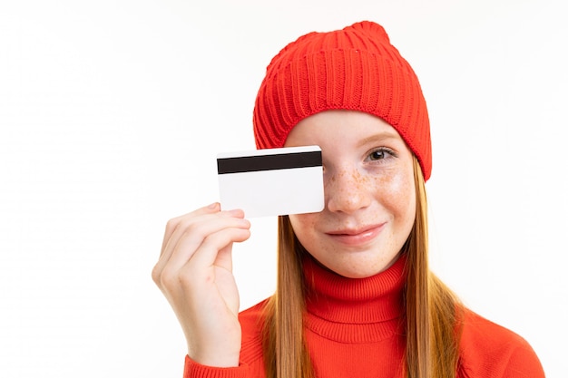 Chica pelirroja con una tarjeta de crédito