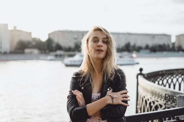 Chica con pelo largo en el fondo de la ciudad.