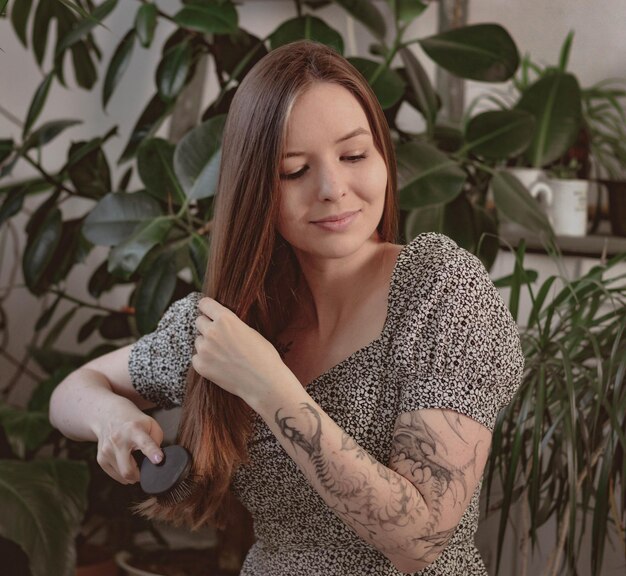 Chica con el pelo largo en el fondo del follaje.