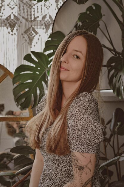 Chica con el pelo largo en el fondo del follaje.