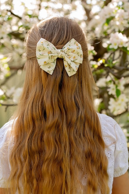 Una chica de pelo largo con un lazo en el pelo.