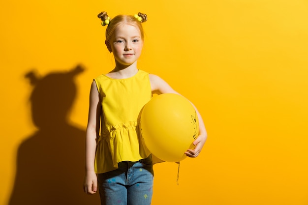 Chica con pelo rojo en amarillo T