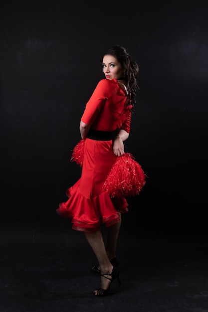 Foto chica de pelo rojo persona atractiva fondo joven negro oscuro posando vestido retrato femenino