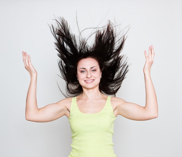 Chica con el pelo volando