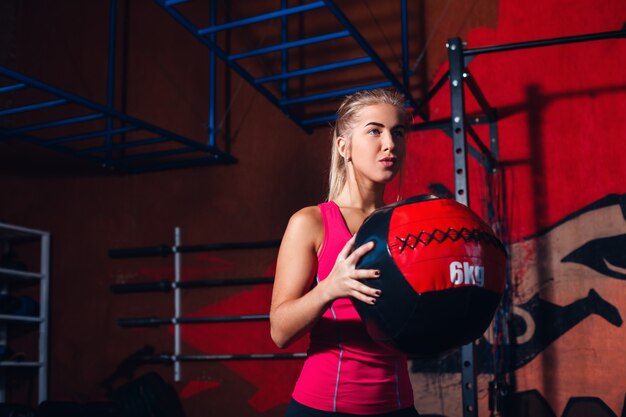 Chica con pelota medicinal