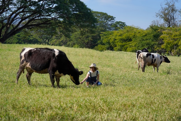 Chica de pensamiento positivo Feliz de cuidar el rebaño lechero en el rancho