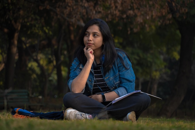 Chica pensando en el campus universitario