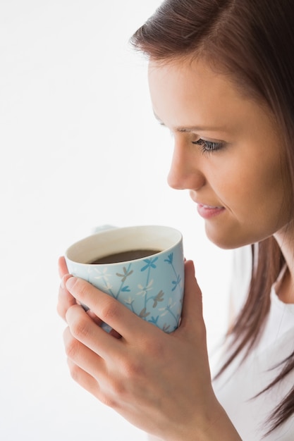 Foto chica pensativa bebiendo una taza de café