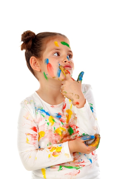 Chica pensativa con las manos y la cara llena de pintura aislado en un fondo blanco