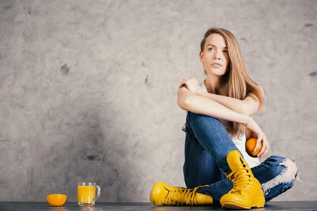 Chica pensativa con naranjas