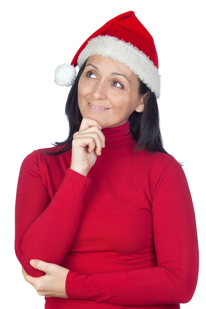 Chica pensativa con sombrero de Navidad sobre un fondo blanco