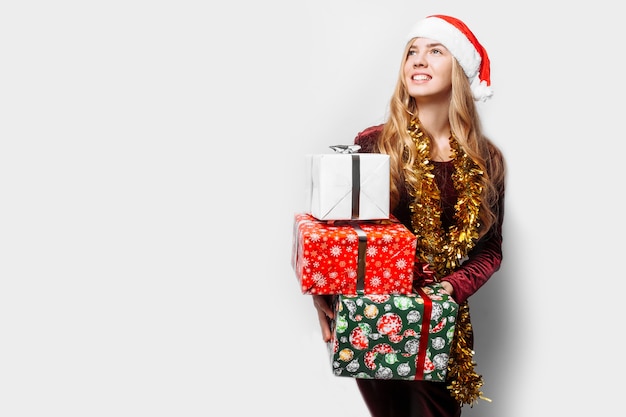 Chica pensativa con un sombrero de Santa Claus