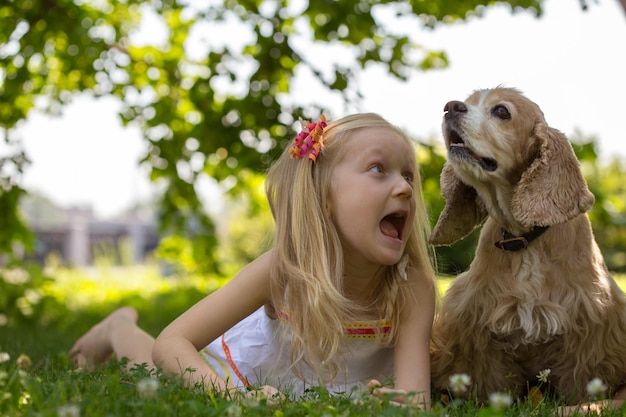 Chica con perro al aire libre