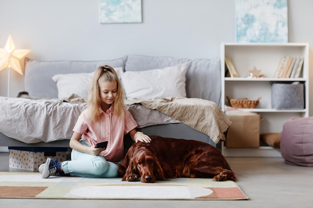 Chica con perro en casa