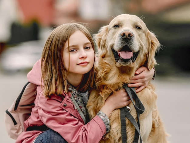 Chica y perro golden retriever