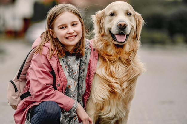 Chica y perro golden retriever