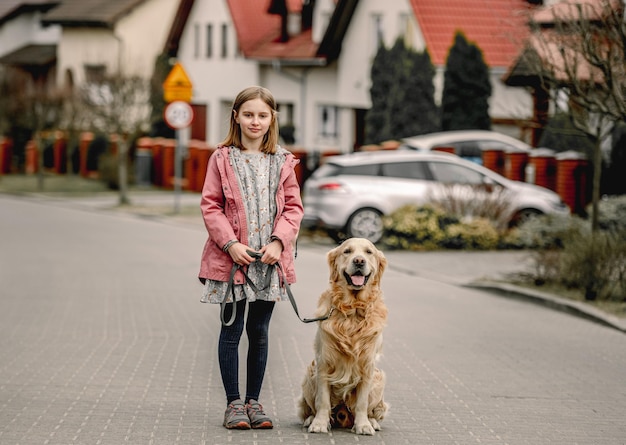 Chica y perro golden retriever