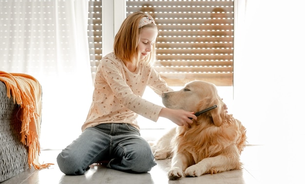 Chica con perro golden retriever