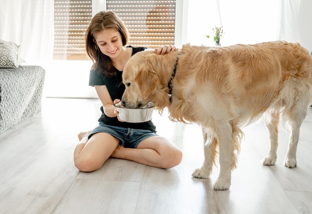 Chica con perro golden retriever