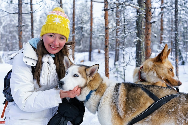 Chica y perro Husky en Rovaniemi, Laponia finlandesa