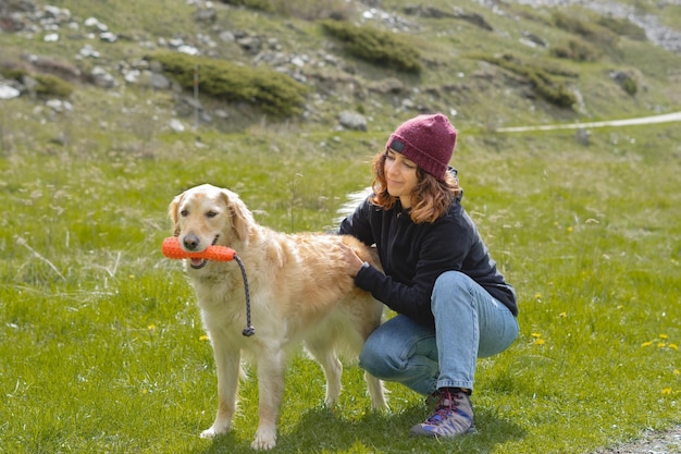 Chica perro juguete otoño