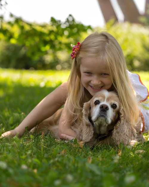 Chica con perro mirando a la cámara