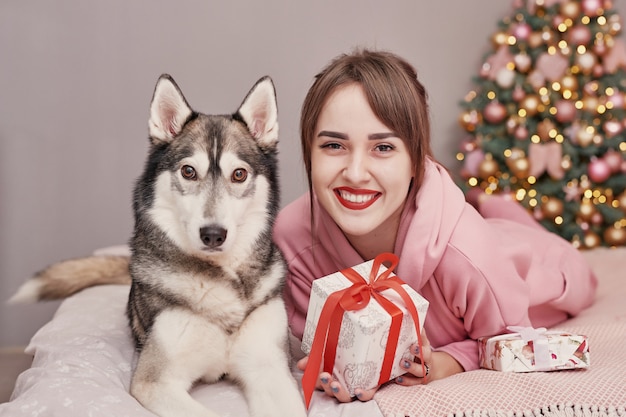 Chica con perro en navidad