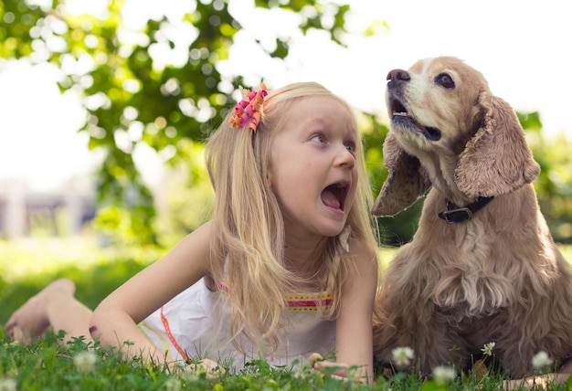 Chica con perro