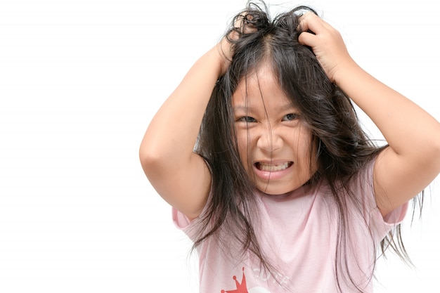 Chica le pica el pelo o niño frustrado y enojado