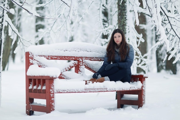 Chica de picnic de invierno