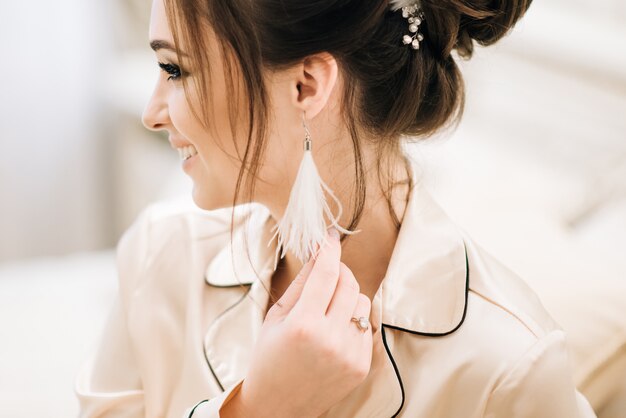 Chica en pijama con elegante peinado y maquillaje