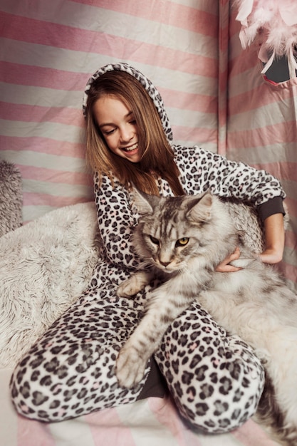 Chica en pijama y gato